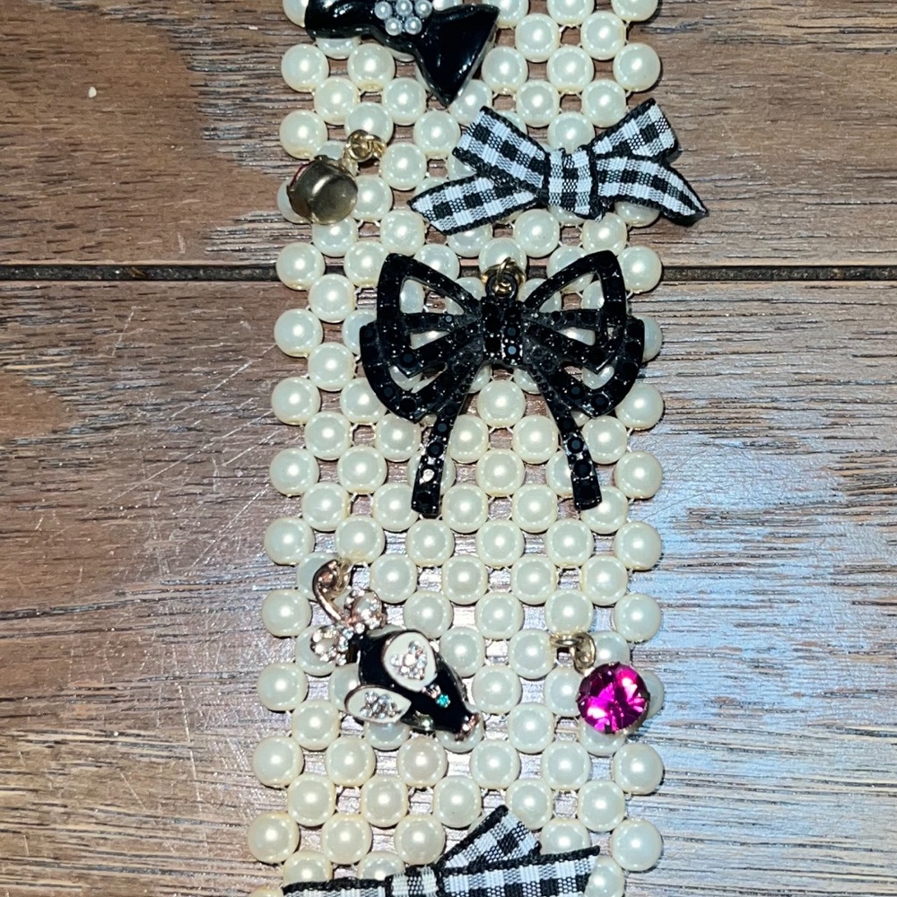 BETSEY JOHNSON NECKLACE ~ PEARL TIE ~ PREOWNED GREAT CONDITION - Picture 4 of 4